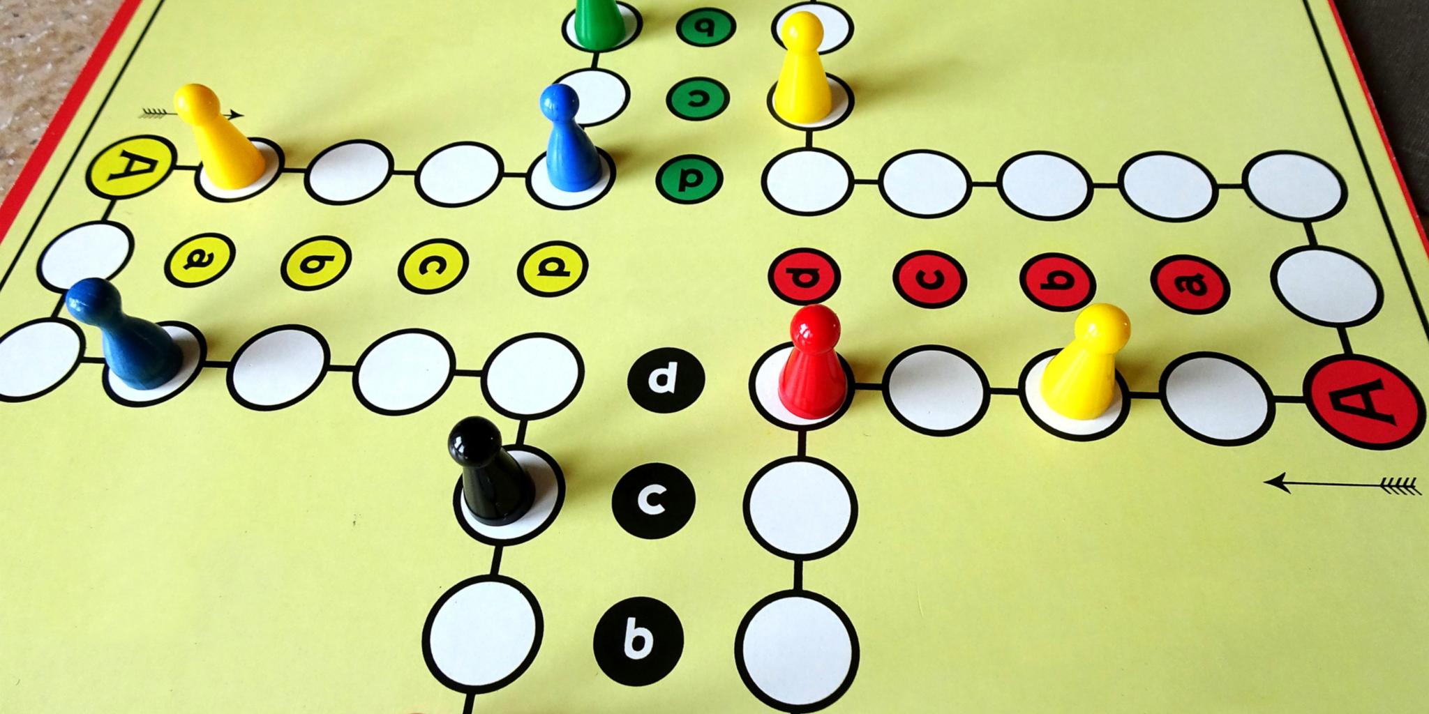 ein Mensch-ärgere-dich-nicht-Spielfeld mit bunten Figuren. (c) Friedbert Simon in Pfarrbriefservice ein Mensch-ärgere-dich-nicht-Spielfeld mit bunten Figuren.