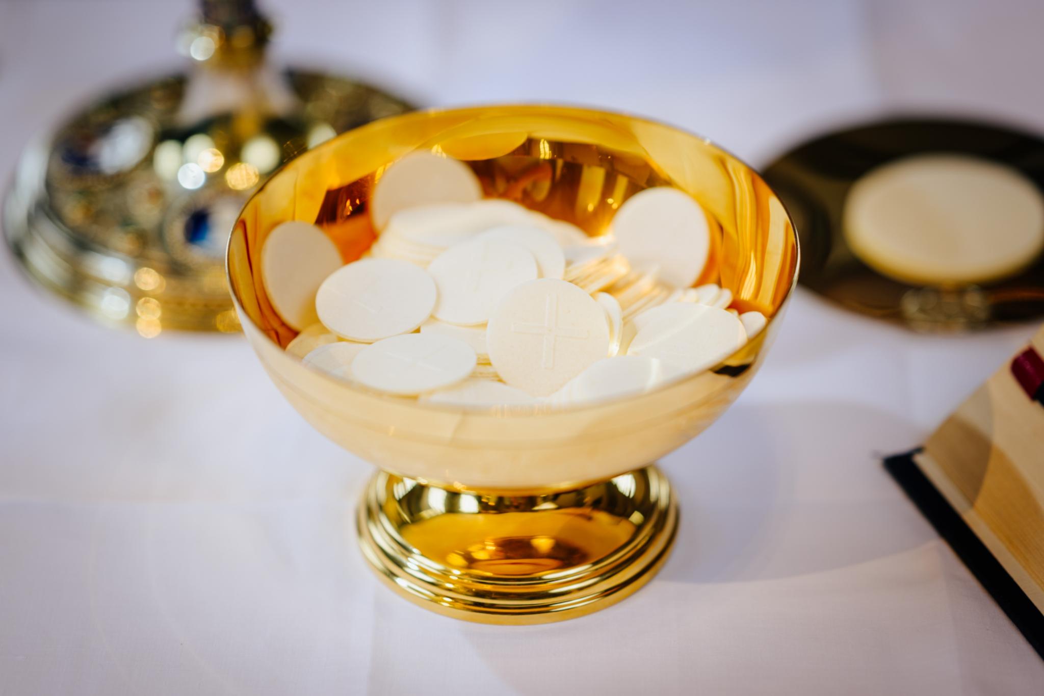 Eine goldene gefüllte Hostienschale steht auf dem Altar.